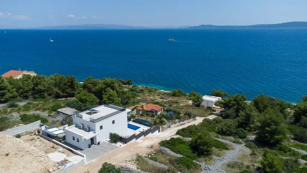 5-Bedroom Villa with Outdoor Pool in Okrug Gornji