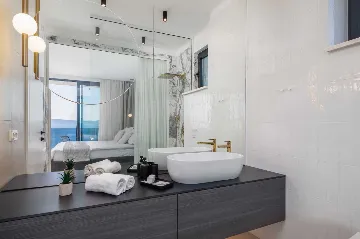 5-Bedroom Villa with Outdoor Pool in Okrug Gornji