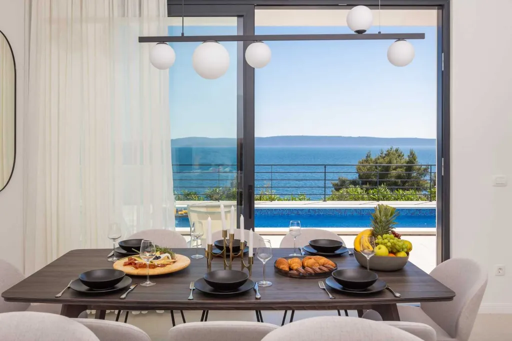 5-Bedroom Villa with Outdoor Pool in Okrug Gornji