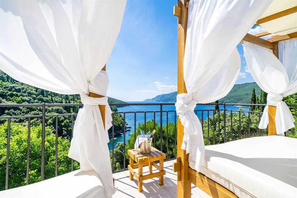 4-Bedroom Villa in Molunat with Private Beach