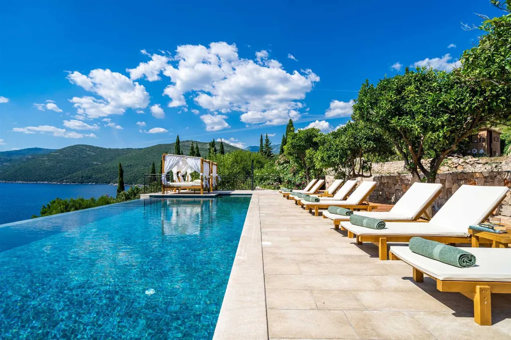 4-Bedroom Villa in Molunat with Private Beach