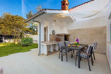 Barbariga 2-Bedroom Apartment for Up to 4 Guests