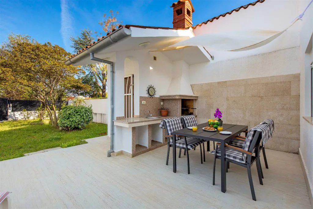 Barbariga 2-Bedroom Apartment for Up to 4 Guests