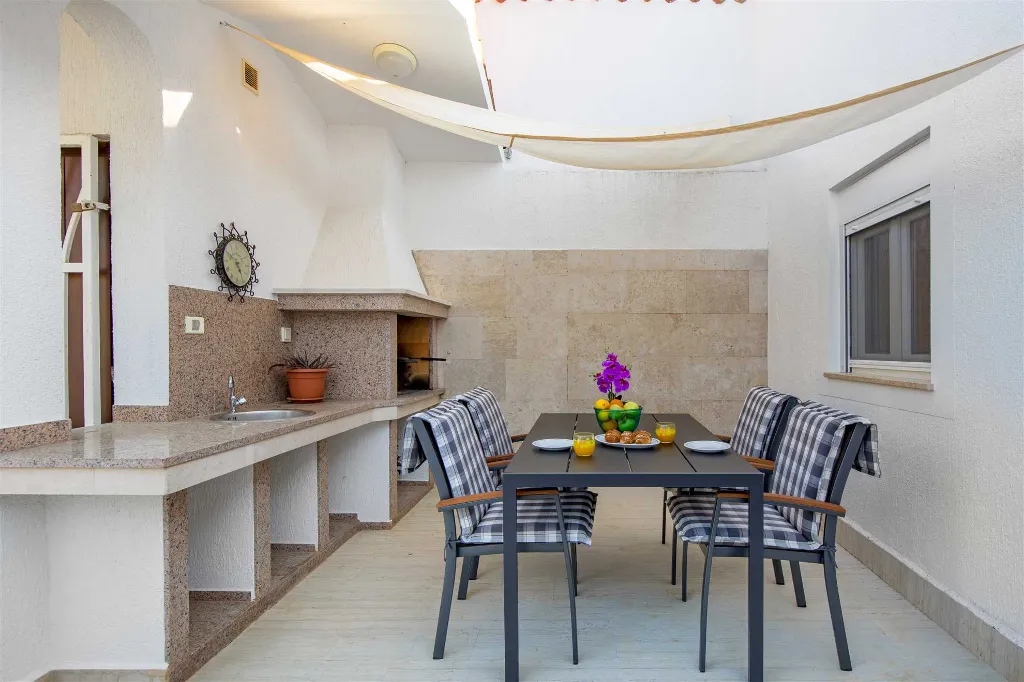 Barbariga 2-Bedroom Apartment for Up to 4 Guests