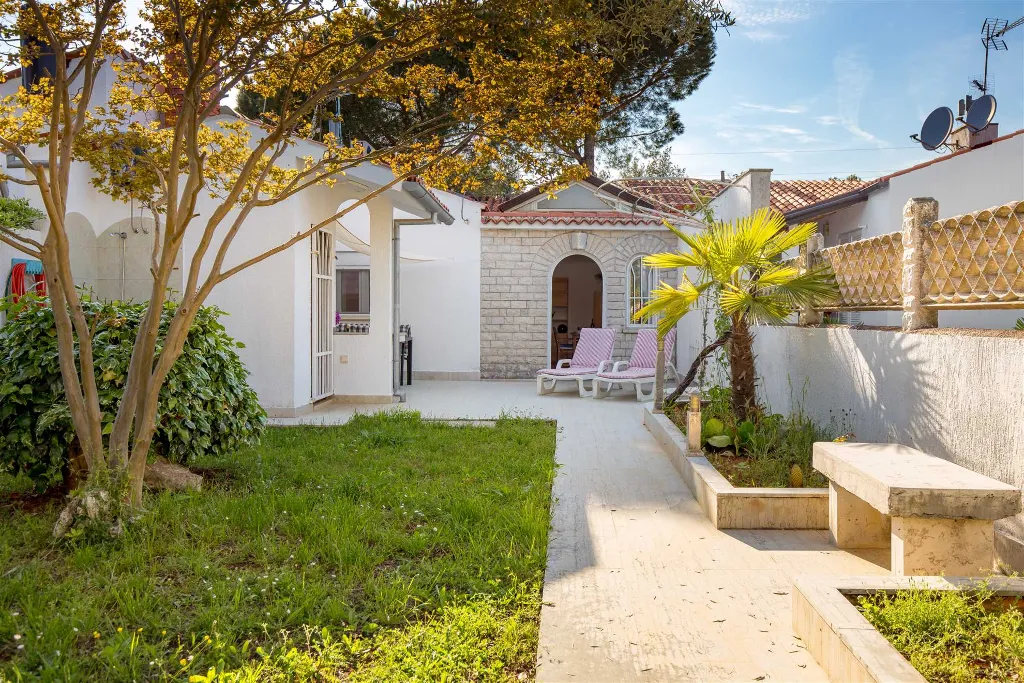 Barbariga 2-Bedroom Apartment for Up to 4 Guests