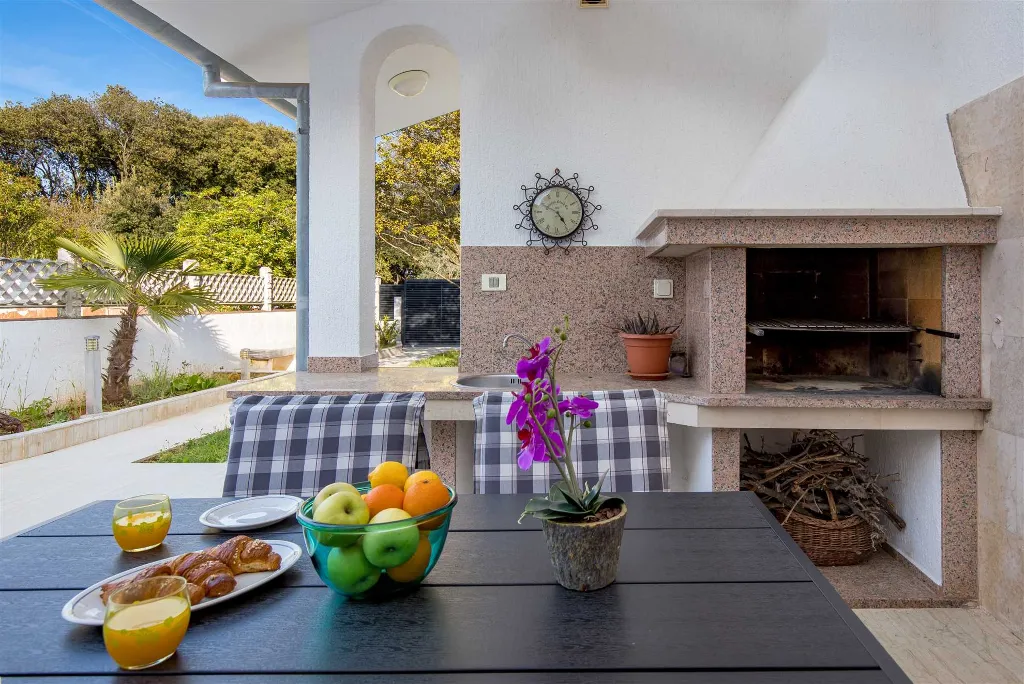 Barbariga 2-Bedroom Apartment for Up to 4 Guests