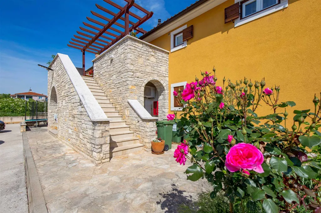 Vodnjan Apartment with Balcony for 4 Guests