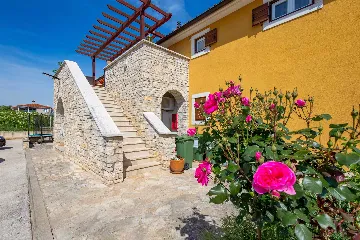 Vodnjan Apartment with Balcony for 4 Guests