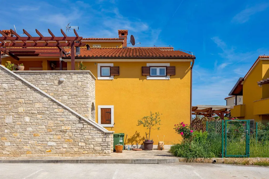 Vodnjan Apartment with Balcony for 4 Guests