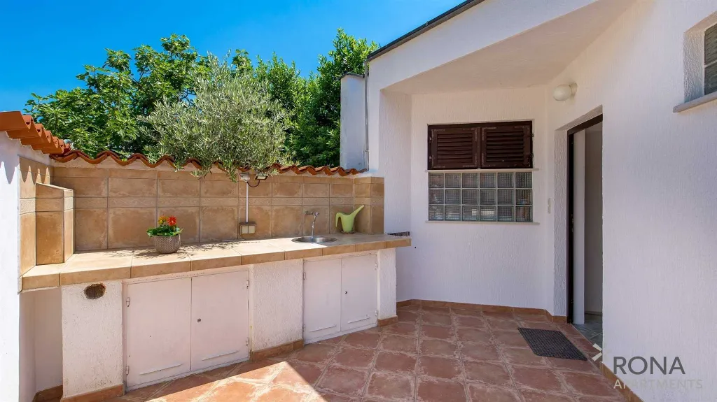 Two-Bedroom Apartment with Terrace in Barbariga