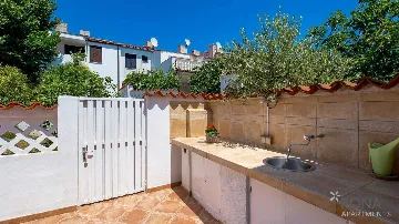 Two-Bedroom Apartment with Terrace in Barbariga