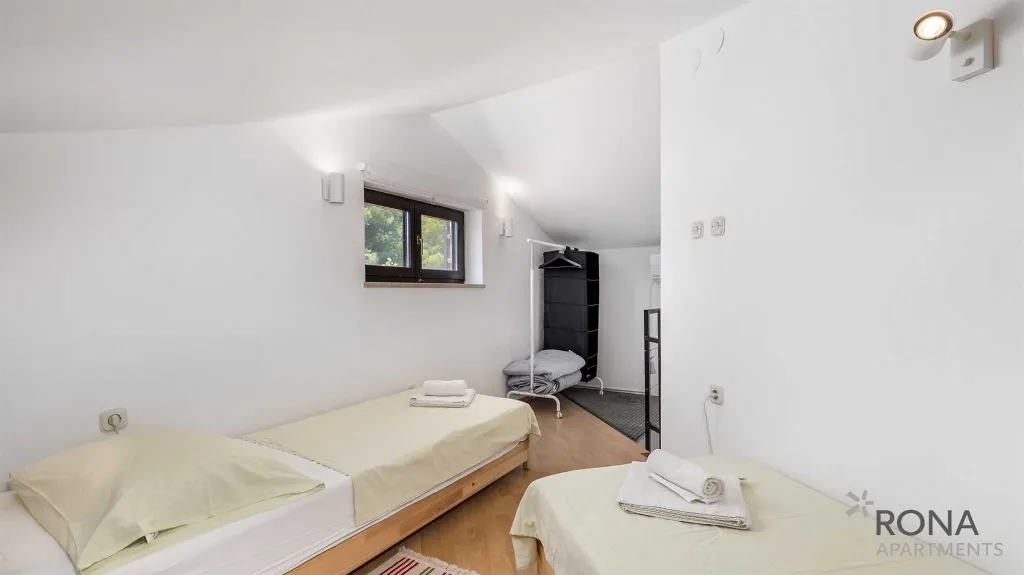 Two-Bedroom Apartment with Terrace in Barbariga