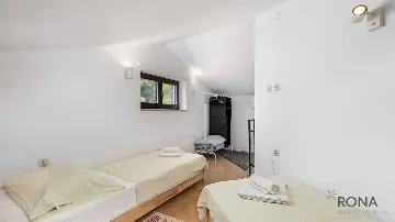 Two-Bedroom Apartment with Terrace in Barbariga