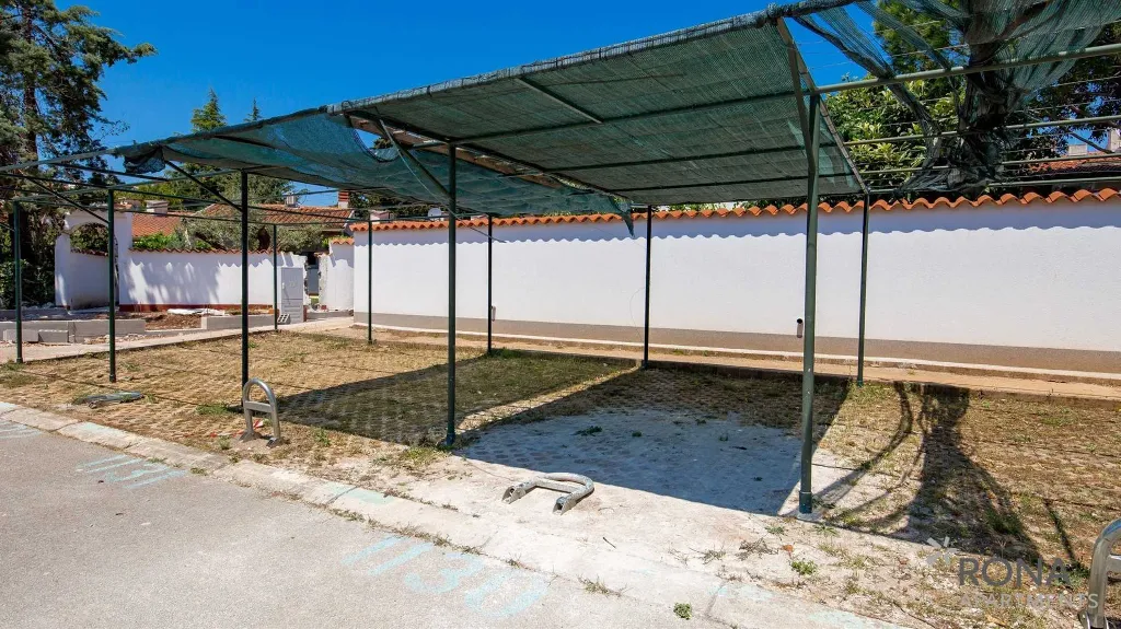 Two-Bedroom Apartment with Terrace in Barbariga