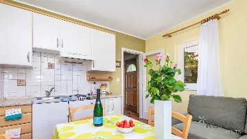 Ičići Apartment with Sea View for 3 Guests