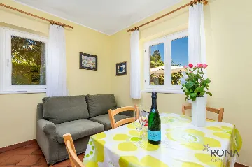 Ičići Apartment with Sea View for 3 Guests