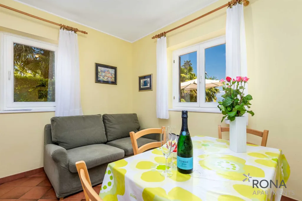 Ičići Apartment with Sea View for 3 Guests