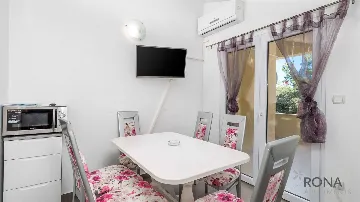 Pag Apartment for 4 Guests near Pebble Beach