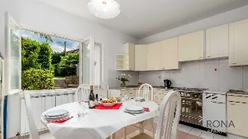 Apartment in Ičići for 4 Guests with Sea View