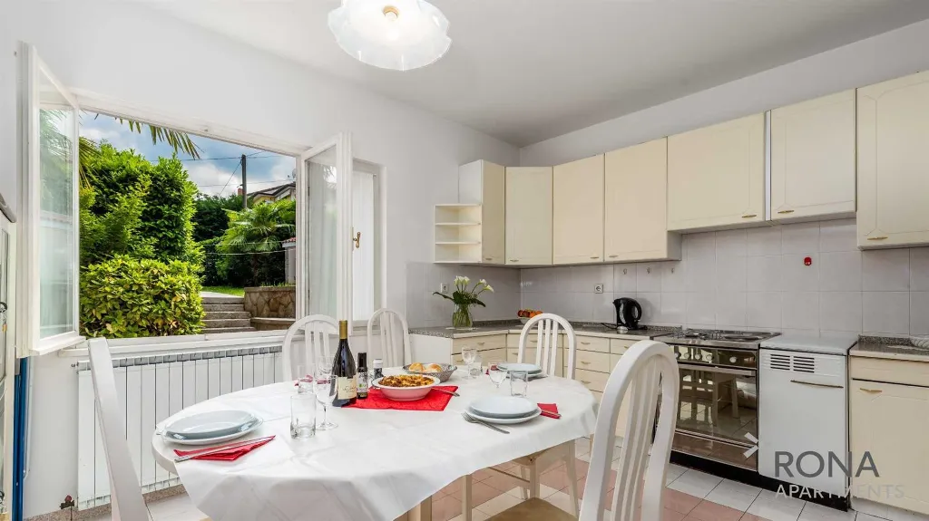 Apartment in Ičići for 4 Guests with Sea View