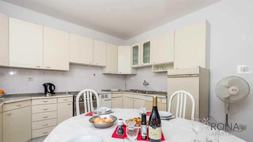 Apartment in Ičići for 4 Guests with Sea View