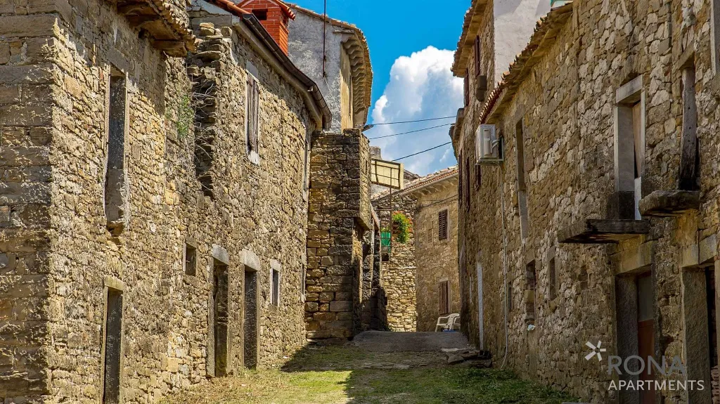 Buzet Apartment Room for 2 Guests with Balcony