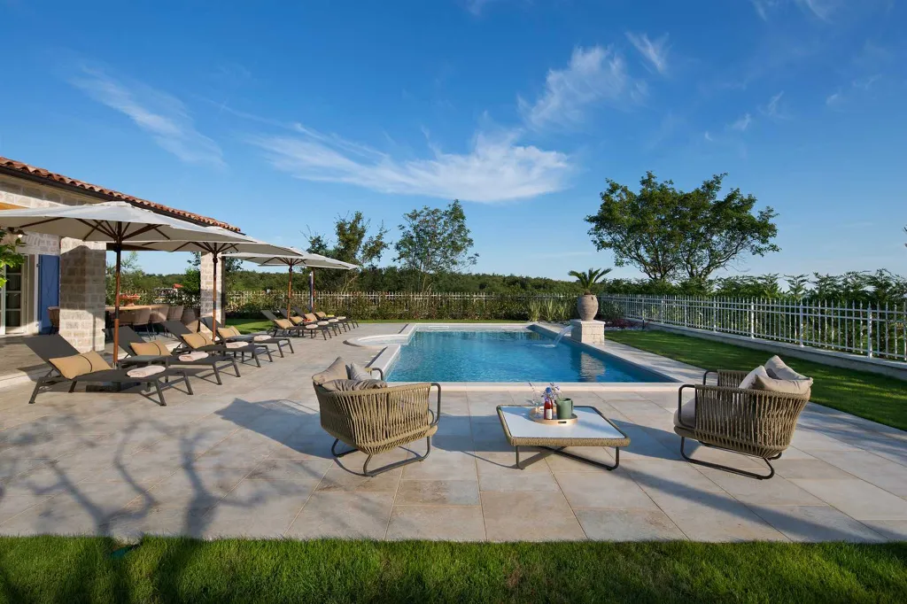 4-Bedroom Villa in Ladići with Private Pool