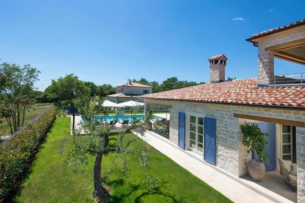 4-Bedroom Villa in Ladići with Private Pool