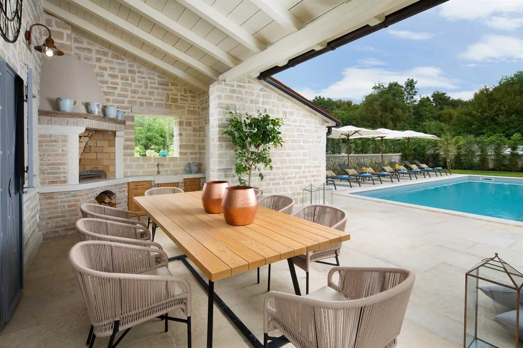 Villa with Private Pool for 8 Guests in Ladići