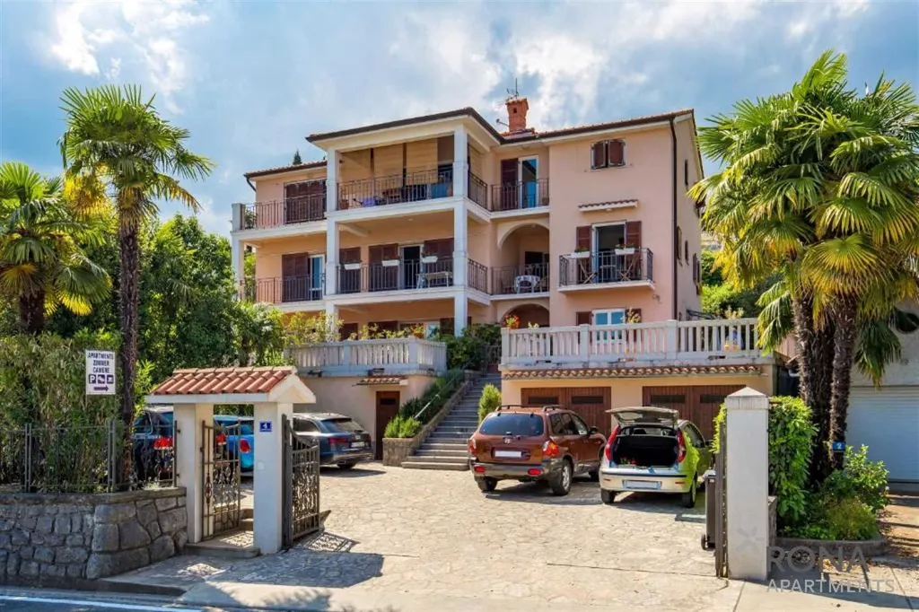 Apartment in Ičići for 4 Guests with Sea View