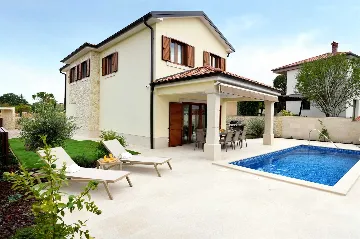 Three-Bedroom Villa in Rasopasno with Heated Pool