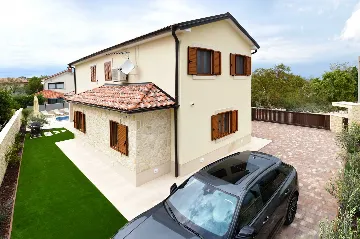 Three-Bedroom Villa in Rasopasno with Heated Pool