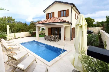 Three-Bedroom Villa in Rasopasno with Heated Pool
