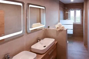 Three-Bedroom Villa in Rasopasno with Heated Pool