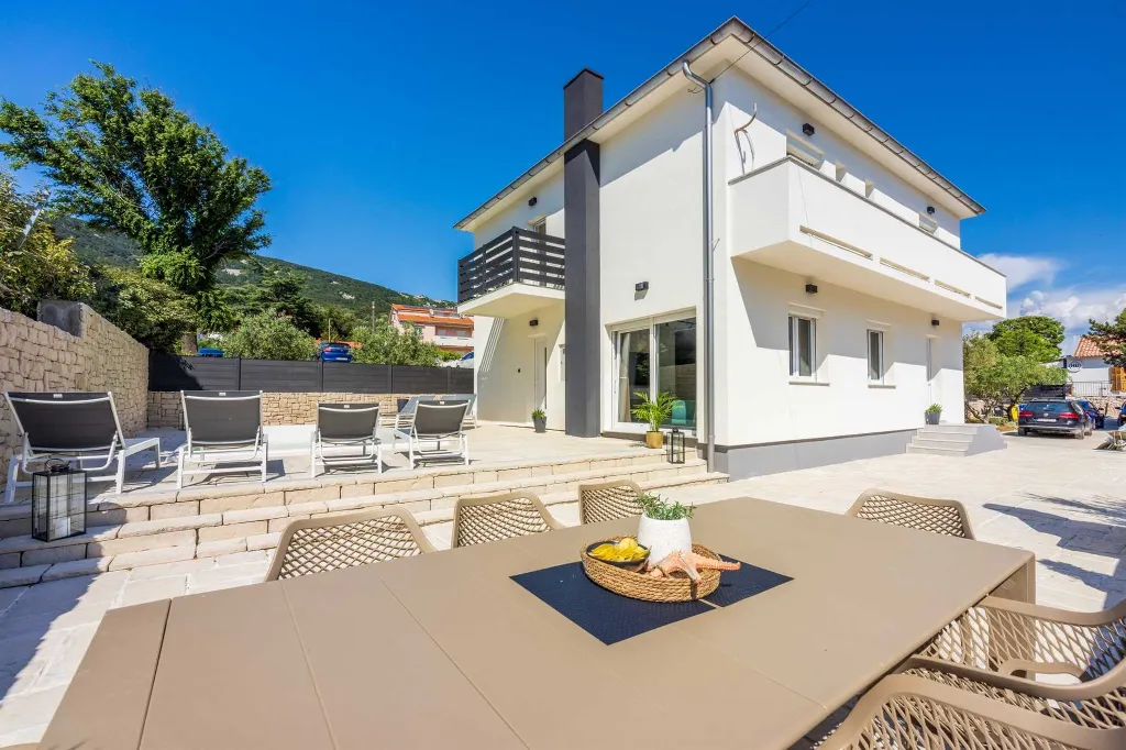 4-Bedroom Villa with Pool in Baška (Krk)