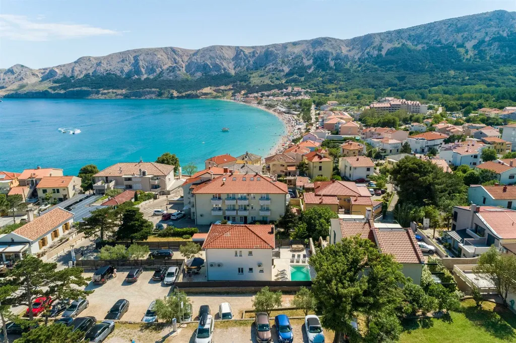 4-Bedroom Villa with Pool in Baška (Krk)