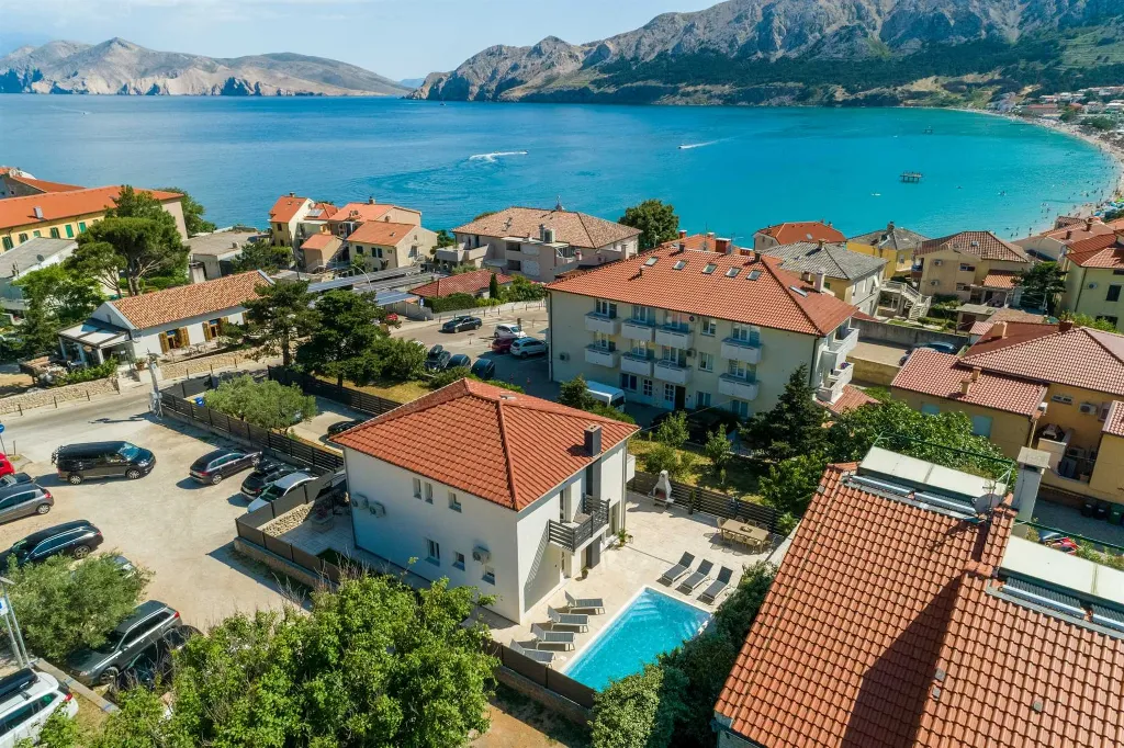 4-Bedroom Villa with Pool in Baška (Krk)