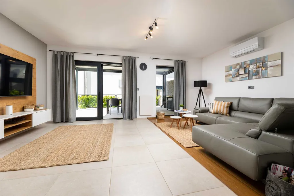 Klimno Villa for 6 Guests with Heated Pool