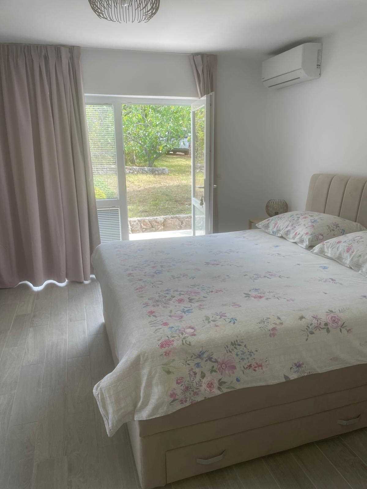 Villa Cedar z velikim bazenom, letno kuhinjo in dodatno hiško