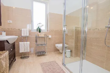 3-Bedroom Villa with Pool & Outdoor Kitchen in Gostinjac