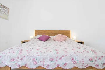 3-Bedroom Villa with Pool & Outdoor Kitchen in Gostinjac