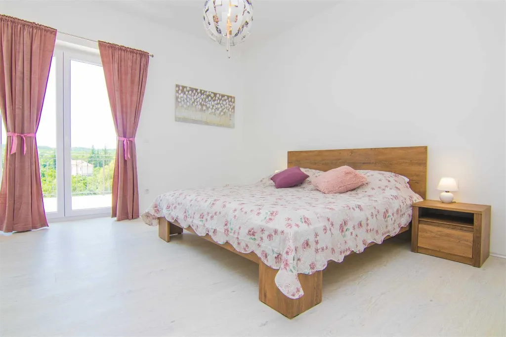 3-Bedroom Villa with Pool & Outdoor Kitchen in Gostinjac