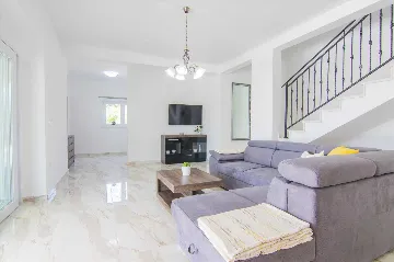 3-Bedroom Villa with Pool & Outdoor Kitchen in Gostinjac