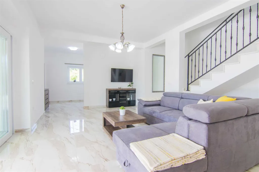 3-Bedroom Villa with Pool & Outdoor Kitchen in Gostinjac