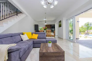 3-Bedroom Villa with Pool & Outdoor Kitchen in Gostinjac