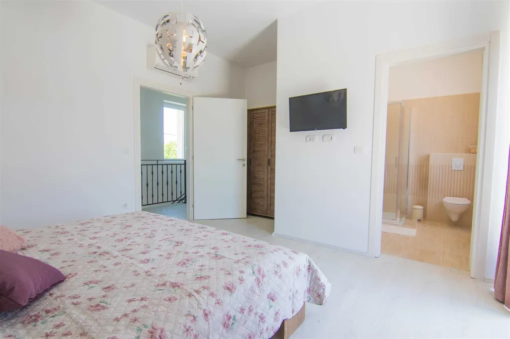 3-Bedroom Villa with Pool & Outdoor Kitchen in Gostinjac