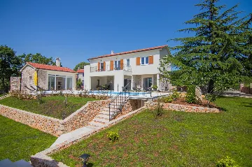 3-Bedroom Villa with Pool & Outdoor Kitchen in Gostinjac
