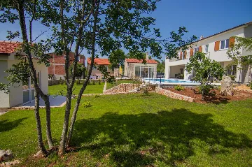 3-Bedroom Villa with Pool & Outdoor Kitchen in Gostinjac