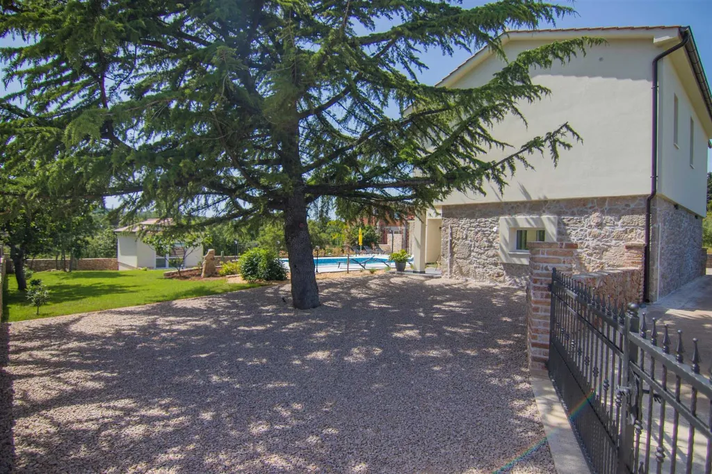 3-Bedroom Villa with Pool & Outdoor Kitchen in Gostinjac