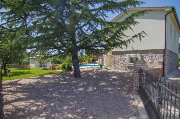 3-Bedroom Villa with Pool & Outdoor Kitchen in Gostinjac